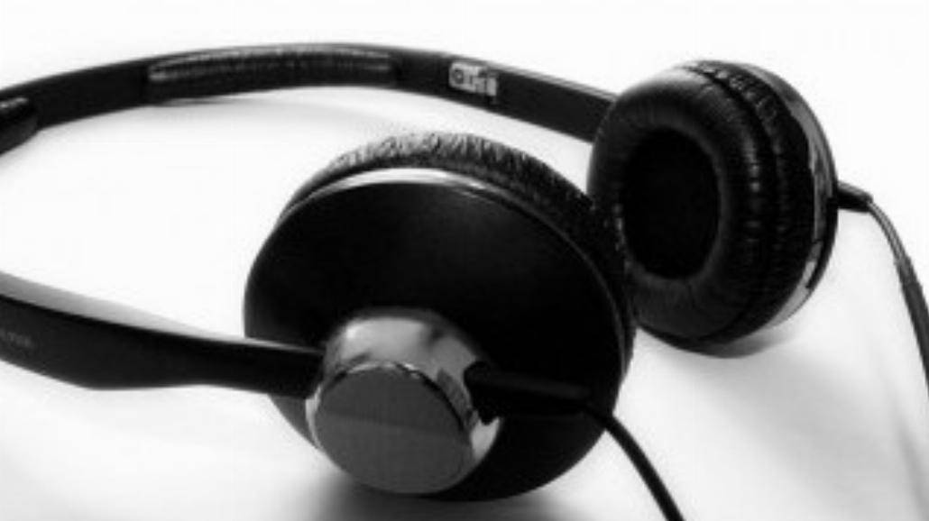 Headphones перевод. Наушники перевод. Наушники для перевода иностранной речи.