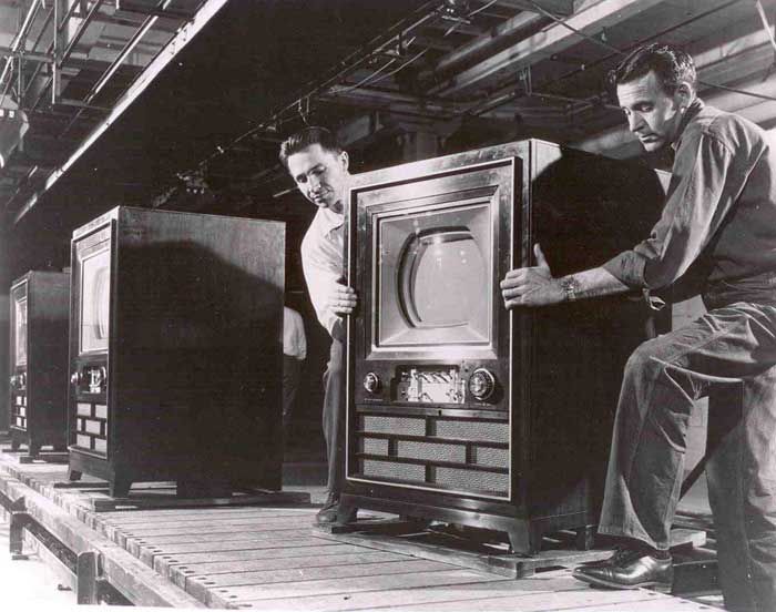 1 телевизор в мире. RCA CT-100 телевизор. RCS TT-5 первый телевизор. Джон Бэрд Телевидение. Телевидение 19 век.