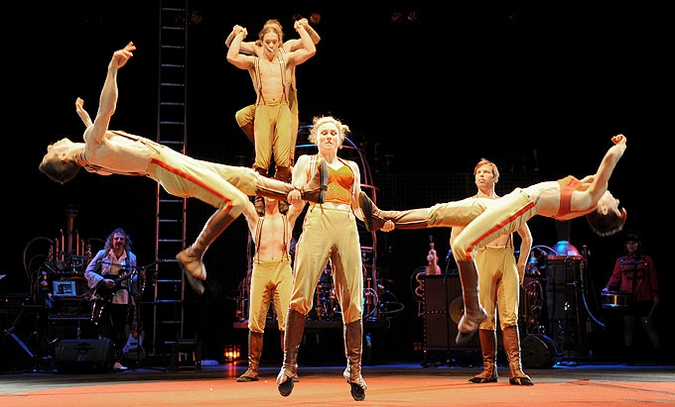 Акробаты из всемирно известного Цирка Оз во время репетиции своего нового номера в Мельбурне, Австралия, 16 июня 2010 года.