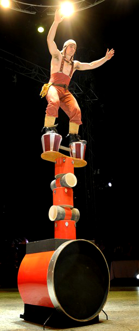 Акробаты из всемирно известного Цирка Оз во время репетиции своего нового номера в Мельбурне, Австралия, 16 июня 2010 года.