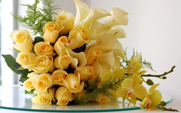 Композиция с розами, каллами и орхидеями: асимметричные и мягкие желтые тона