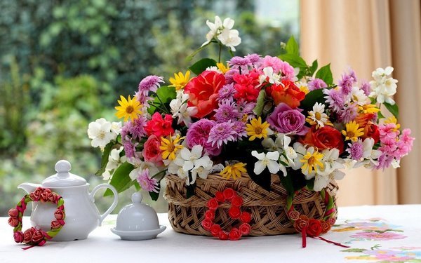 Подарочная композиция из садовых цветов в плетеной корзинке