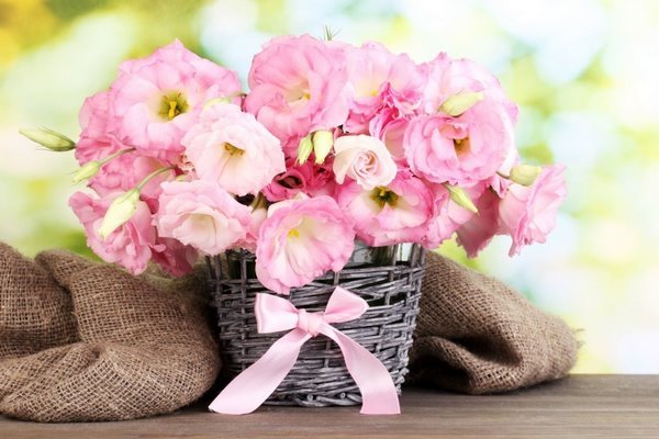 Розовые цветы, повязанные бантом – визитная карточка стиля шебби-шик