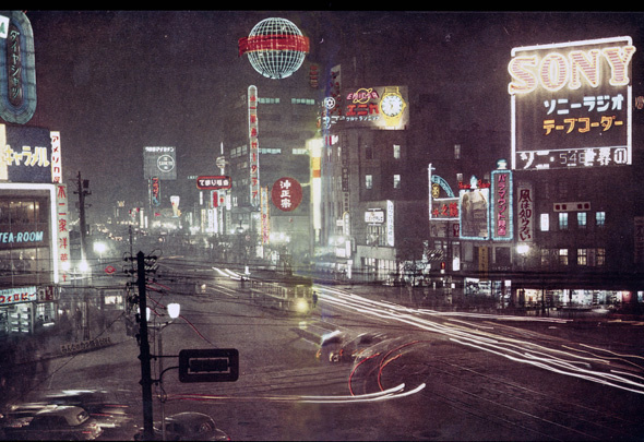 Впервые неоновая реклама Sony появилась в токийском районе Гинза в 1960-х годах