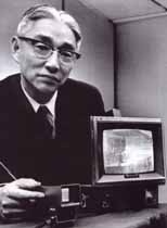Акио Морита представляет очередной мини-телевизор Sony, 1960-е годы