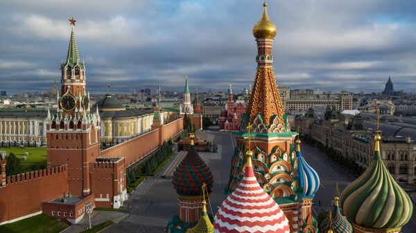 На первом плане купола Храма Василия Блаженного на Красной площади в Москве
