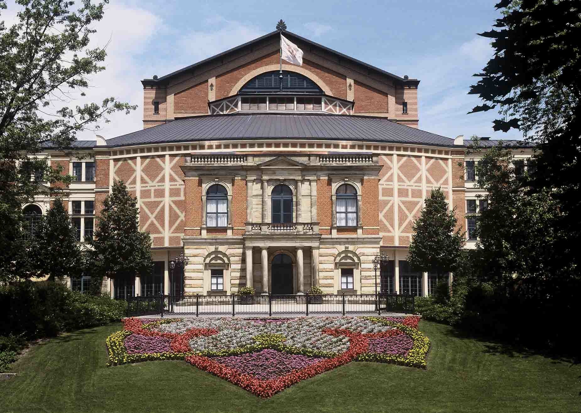 8. Фестивальный театр расположенный в Баварии в городе Байрот. В театре в основном ставят оперы Рихарда Вагнера.
