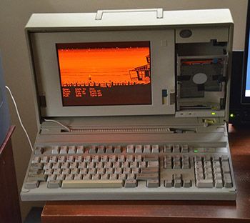 Одни из первых массовых образцов использовались компьютерными компаниями, например, IBM