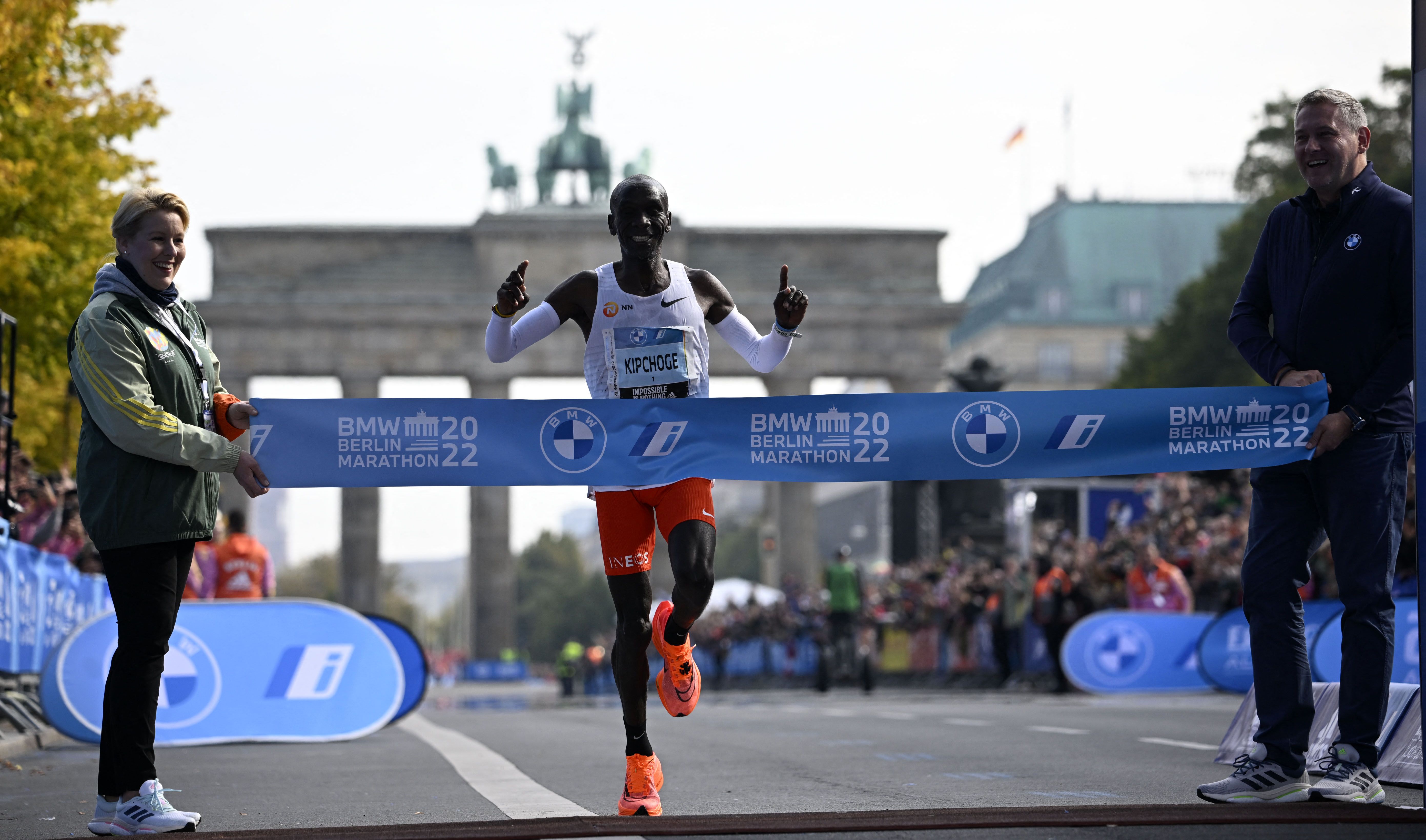 Берлин 2022. Кипчоге Берлинский марафон 2022. Элиуд Кипчоге рекорд. Berlin Marathon 2022 World record. Элиуд Кипчоге Берлинский марафон 22.