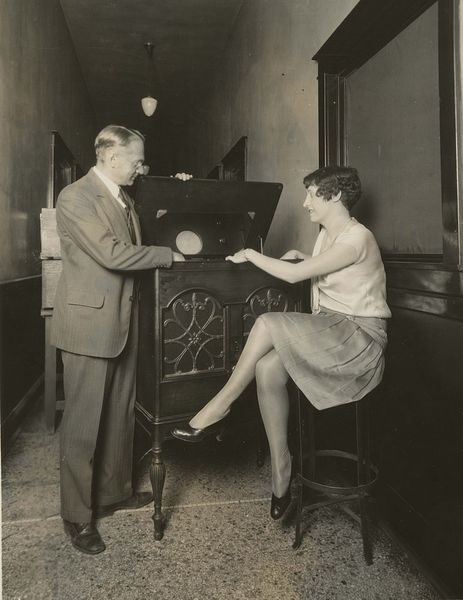 Владимир Зворыкин с первым электронным телевизором. США, 1934 год