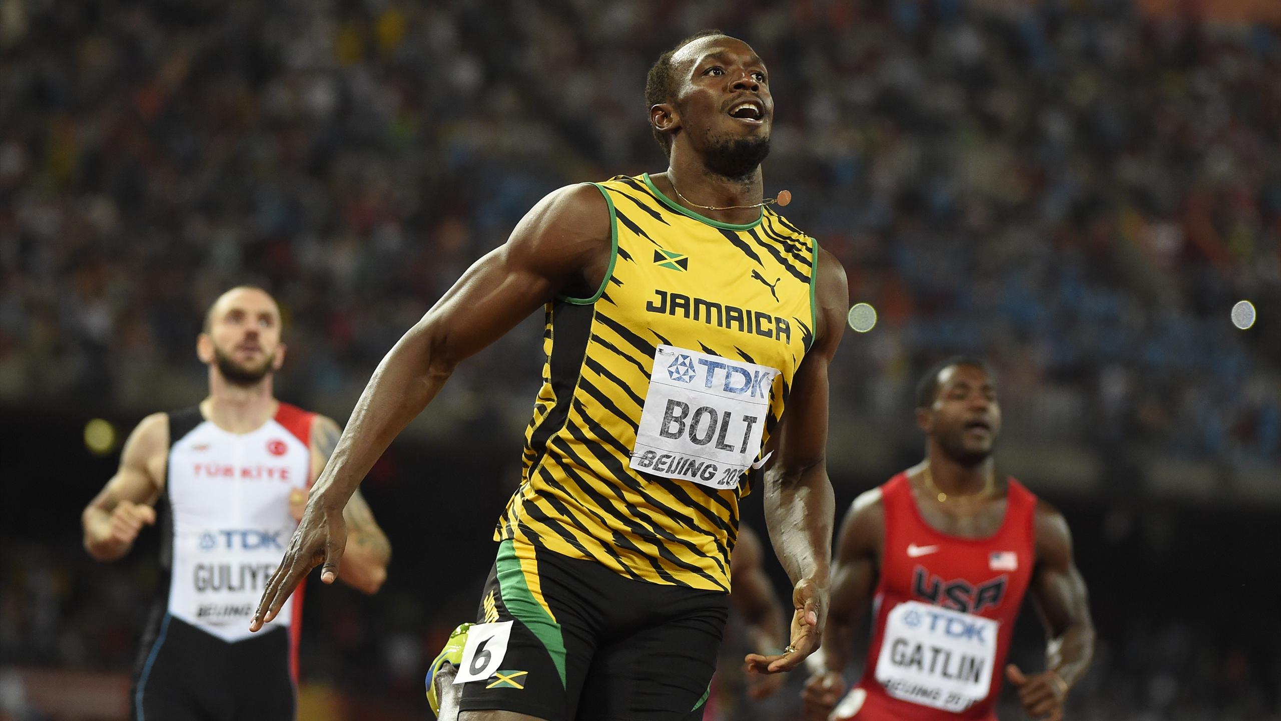 Ямайский бегун рекордсмен. Усейн болт 200 метров. Усейн болт 100 метров. Усейн болт бег 100 метров.