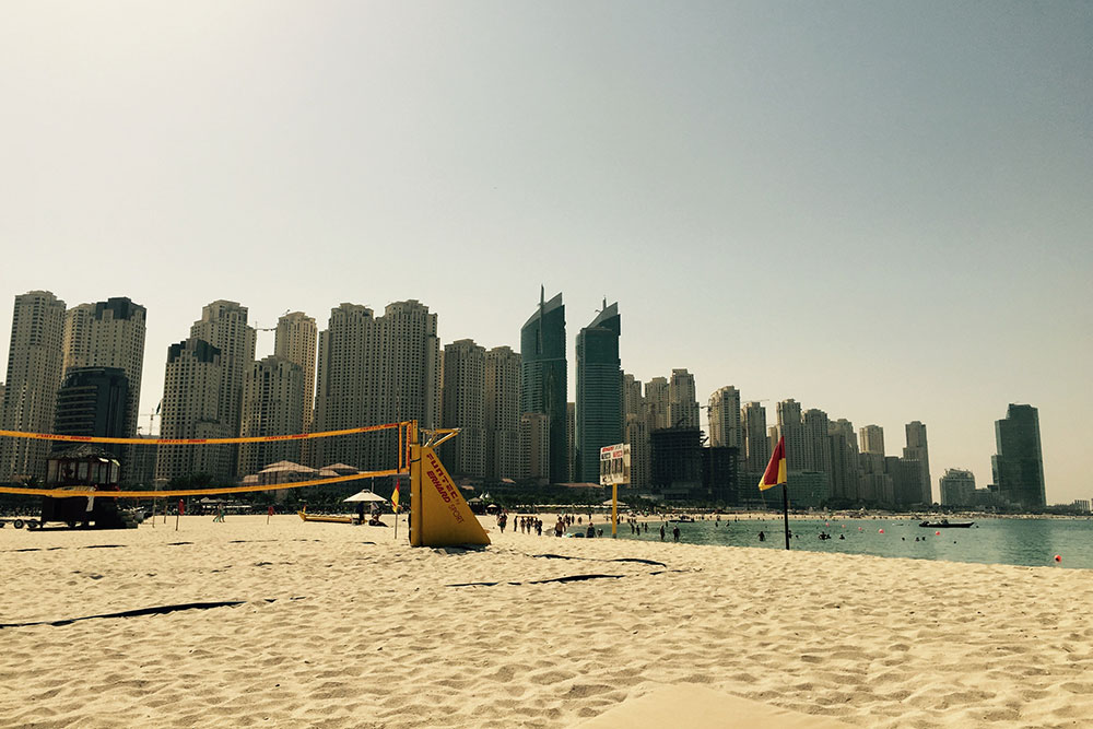 Вид на район Дубай Марина с пляжа
