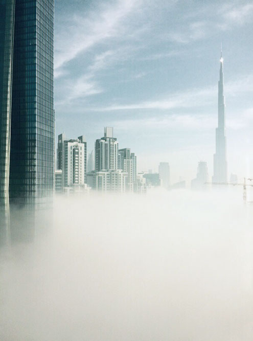 Если в редкие облачные дни подняться на 30-й этаж небоскреба, можно увидеть, как крыши других зданий виднеются сквозь облака