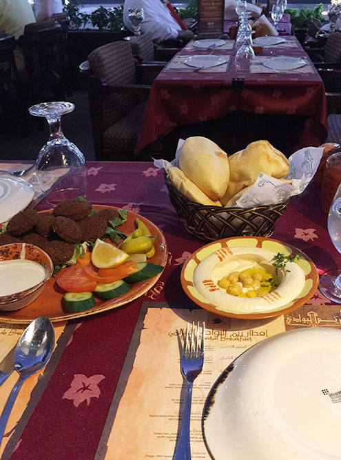 Мой ужин в «Рим-аль-Бавади»: хумус, фалафель и традиционный хлеб. Алкоголь продают только в барах и ресторанах при отелях
