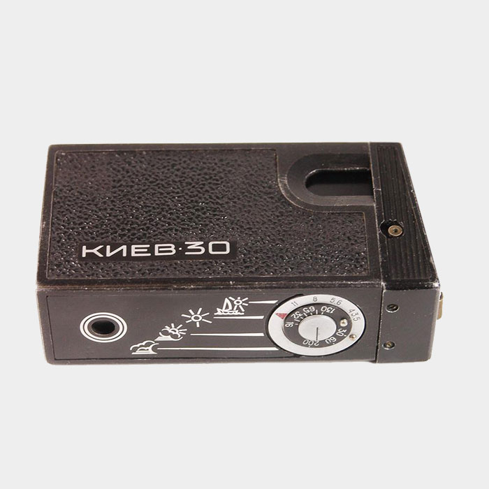 ✅ Урри из фильма «Приключения Электроника» использовал фотоаппарат «Киев-30». Камера похожа на шпионскую, но на самом деле у нее есть маленький видоискатель