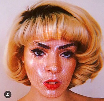 маска сетка на лице в Инстаграм Историях