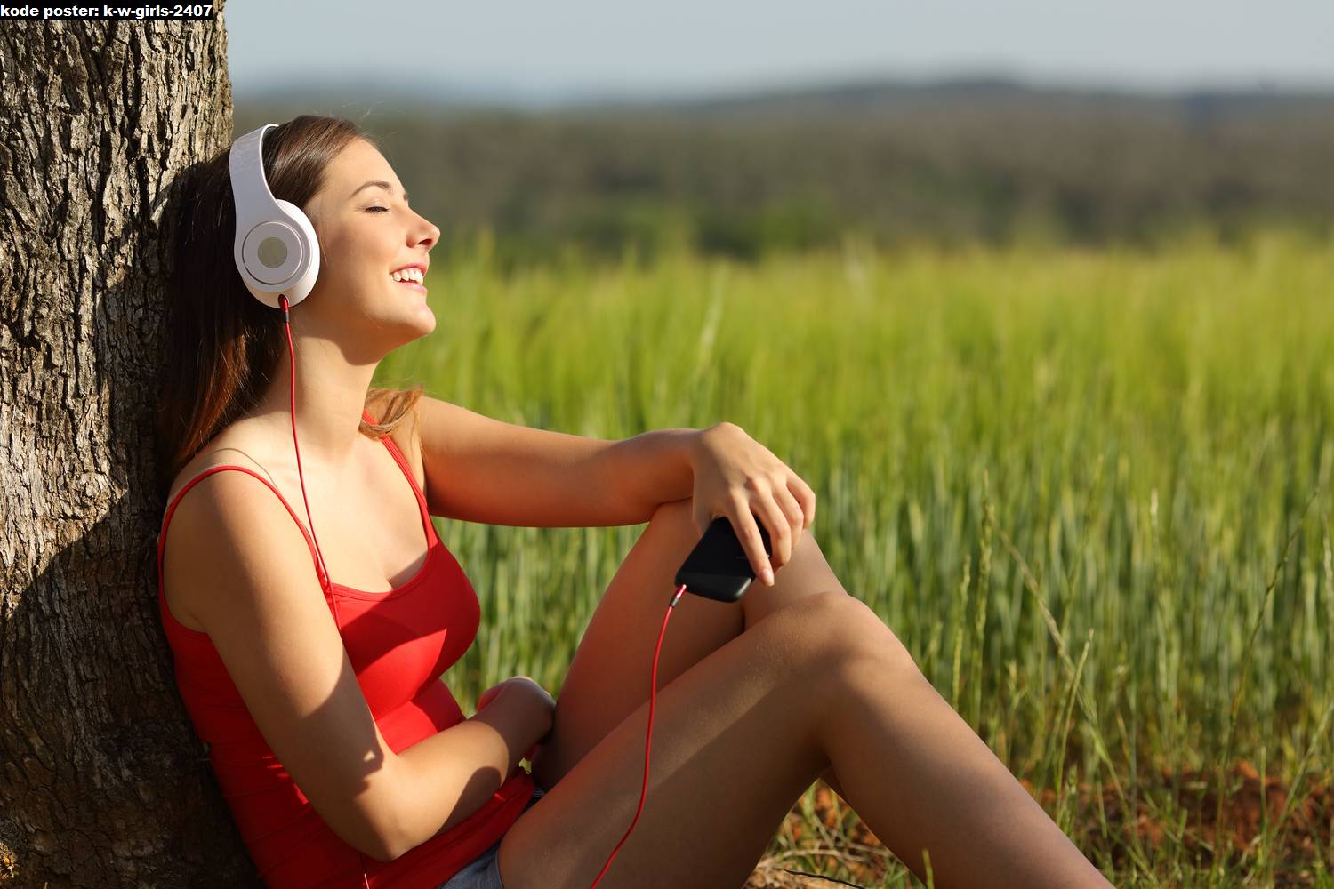А музыка играет громко в стороне слушать. Голая женщина в наушниках. Девушка слушает музыку на природе. Человек слушает музыку на природе. Девушка сидит слушает музыку.