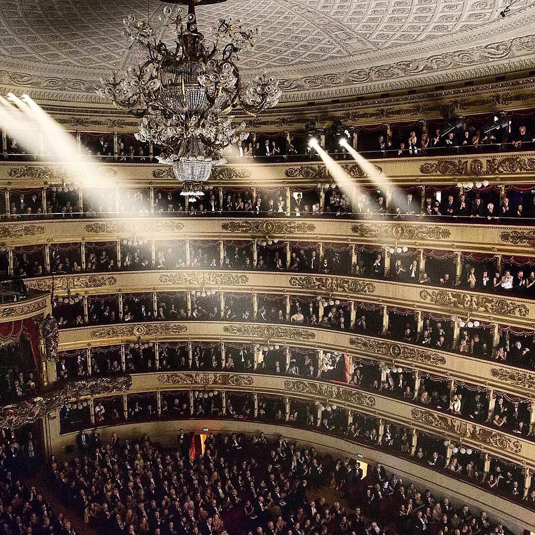 10 известных театров. Ла скала оперный театр. Оперный театр ла скала в Милане. Италия. Театр ла скала в Милане опера. Опера ла скала внутри.