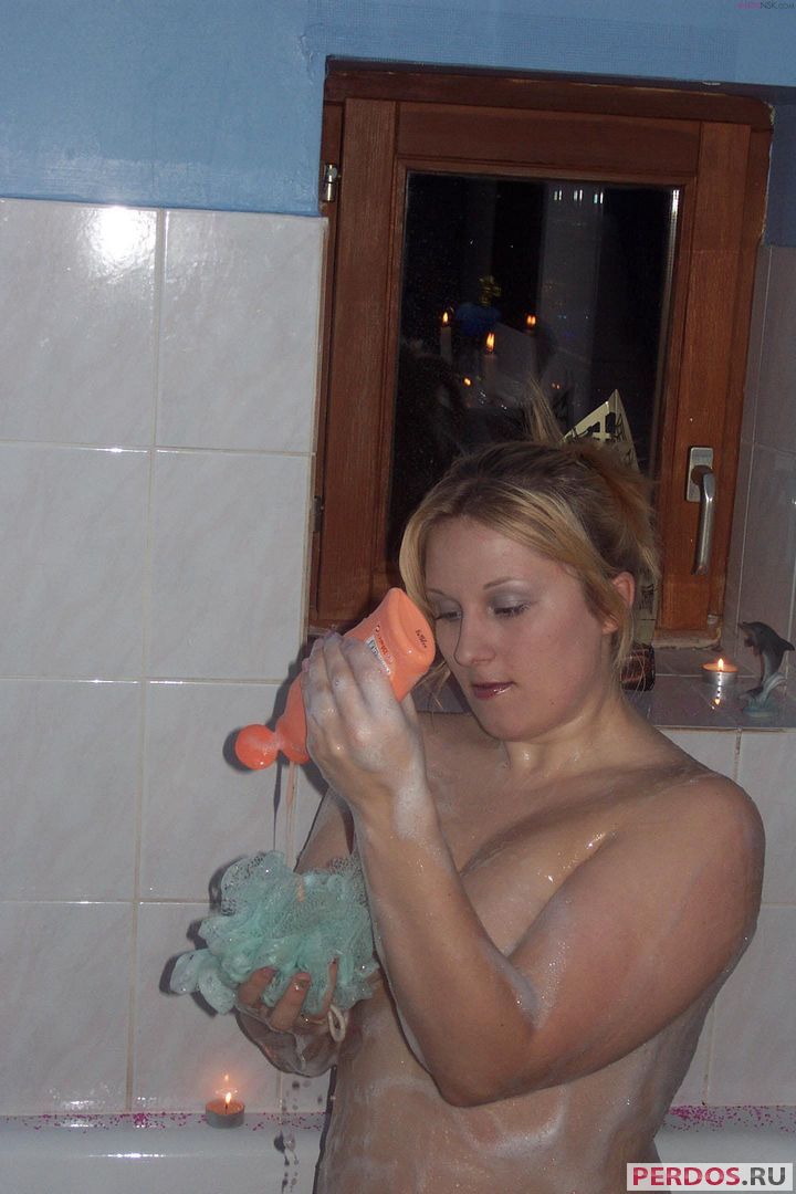 Жена моется в ванной 32