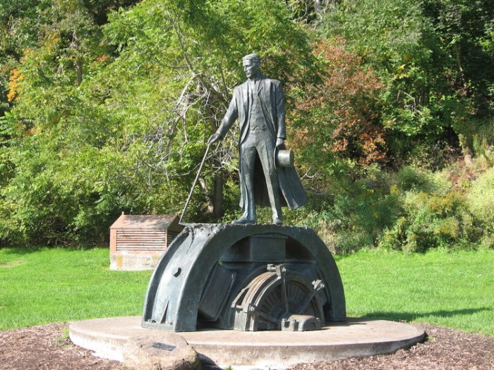 Памятник Эдисону