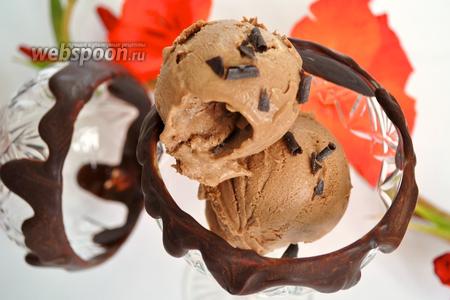 Фото рецепта Шоколадное мороженое с кусочками шоколада