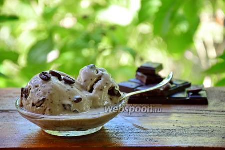 Фото рецепта Кофейное мороженое с халвой и шоколадными каплями