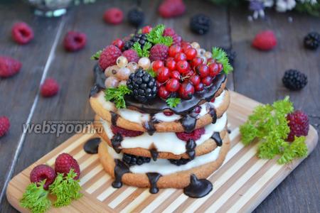 Фото рецепта Песочное пирожное с ягодами и кремом