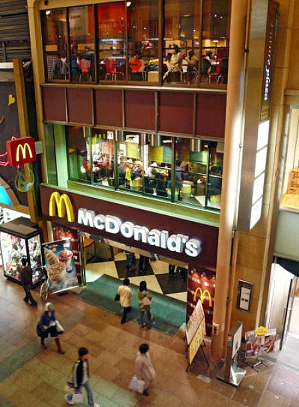 Ресторан «Макдоналдс» в Кобе, Япония 