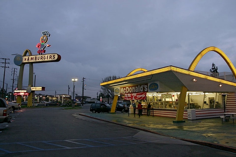 Самый старый из ныне действующих ресторанов «Макдоналдс» в мире (Дауни, штат Калифорния, США) 
