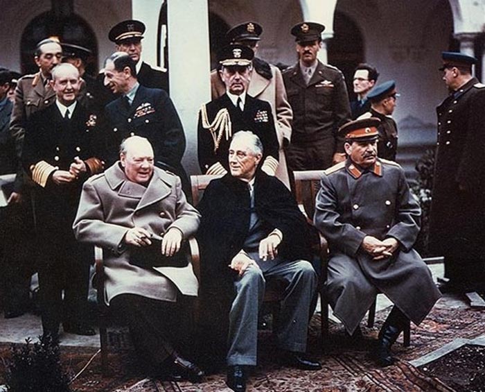 Черчилль, Рузвельт (в центре) и Сталин на Ялтинской конференции 1945 года. Фото: wikimedia.org
