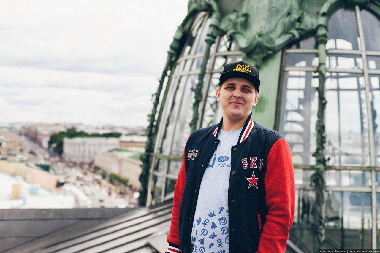 Павел на крыше офиса «ВКонтакте» и в нашей фирменной футболке