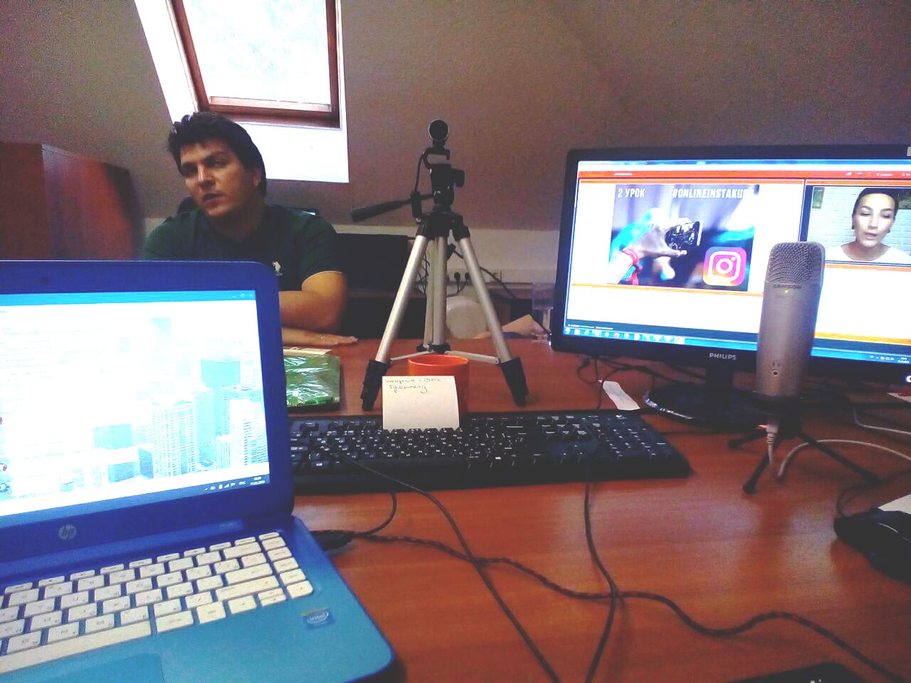 У окна — Василий Крылов, руководитель SMMplanner, а в центре — веб камера на штативе