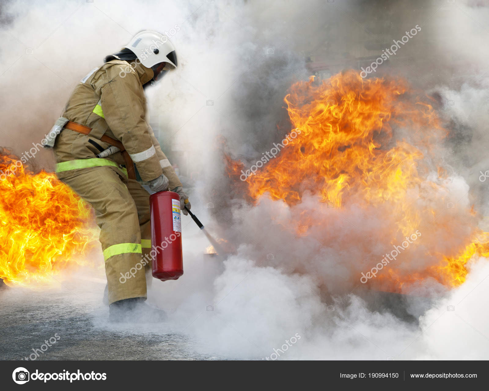 Огнетушитель в руках пожарного