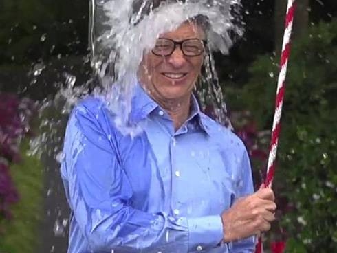 Сам Билл Гейтс не испугался и вылил на себя ведро холодной воды