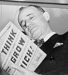 Фотография головы человека с головой наклоняется и опиралась на заднем правые руки при чтении книги