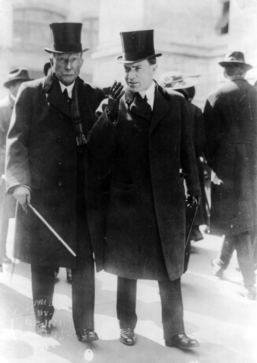 Джон Рокфеллер с сыном, 1915 год. Источник: wikimedia.org