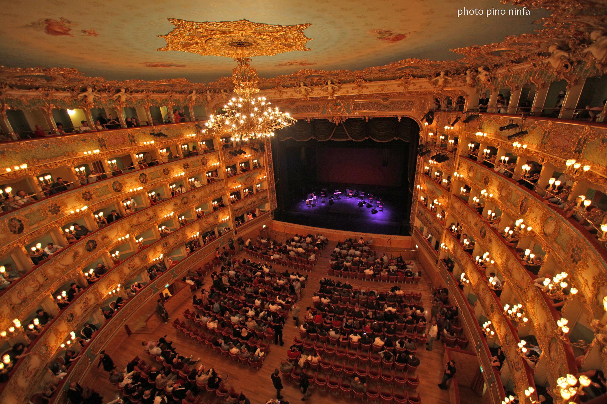 Какой там театр. Театр ла Фениче. Ла Фениче Венеция. Оперный театр ла Фениче в Венеции. Театр ла Фениче Венеция снаружи.